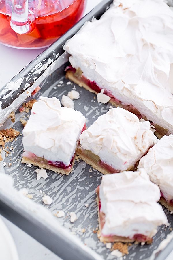 Rhubarb meringue cake