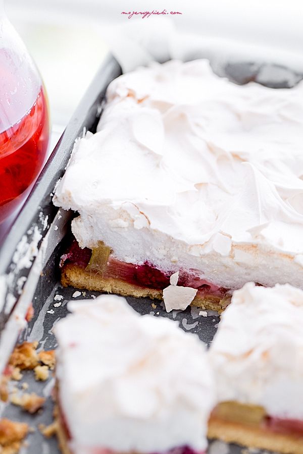 Rhubarb meringue cake