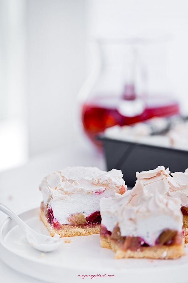 Rhubarb meringue cake