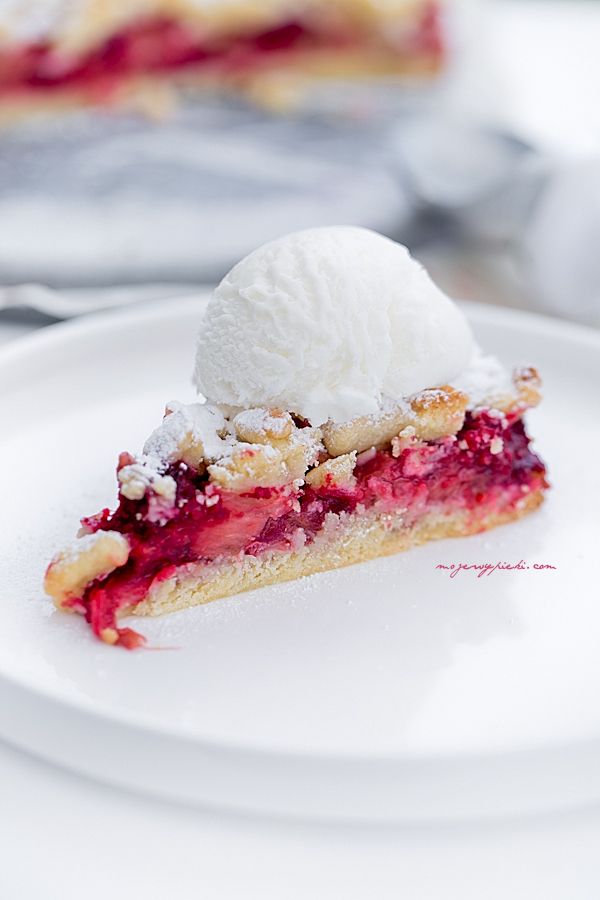 Rhubarb and saspberry crumble cake