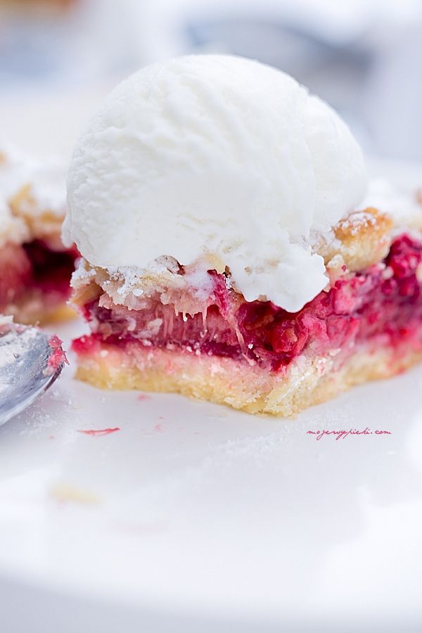 Rhubarb and saspberry crumble cake