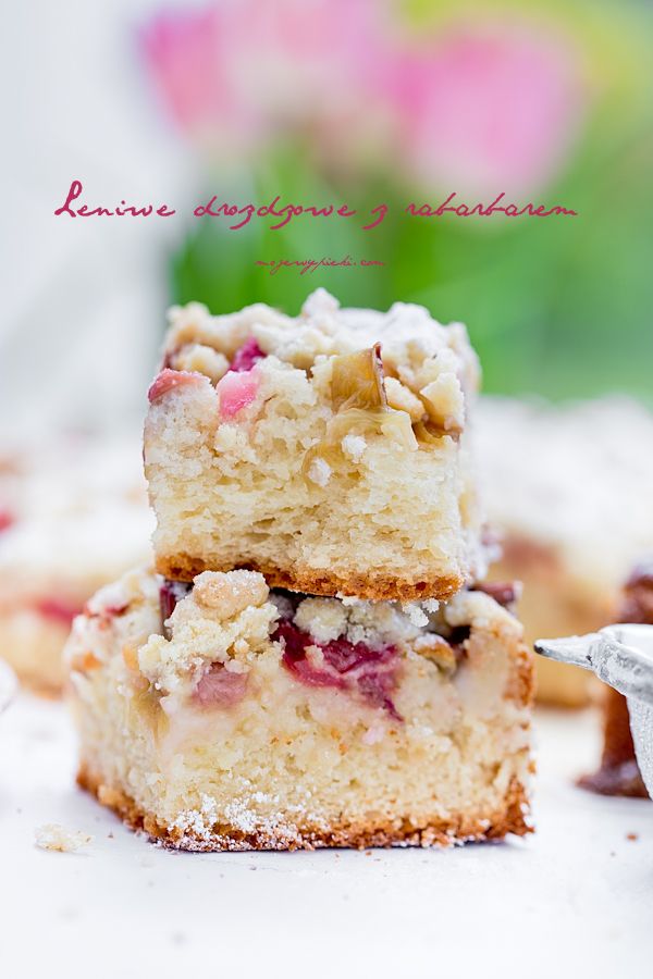Easy rhubarb yeast cake with crumble topping