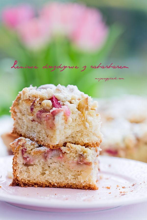 Easy rhubarb yeast cake with crumble topping