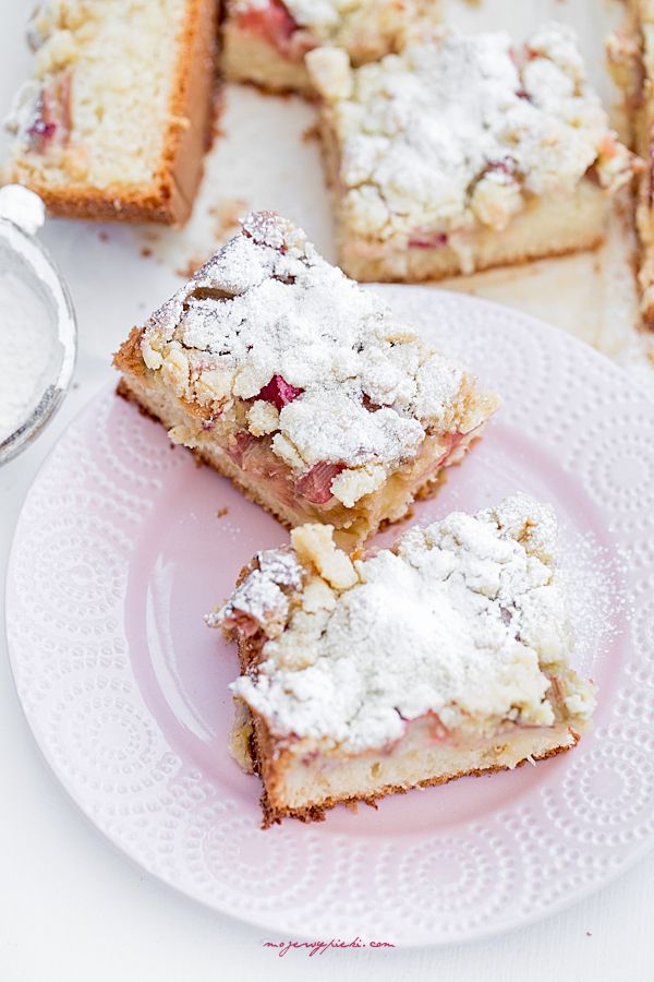Easy rhubarb yeast cake with crumble topping