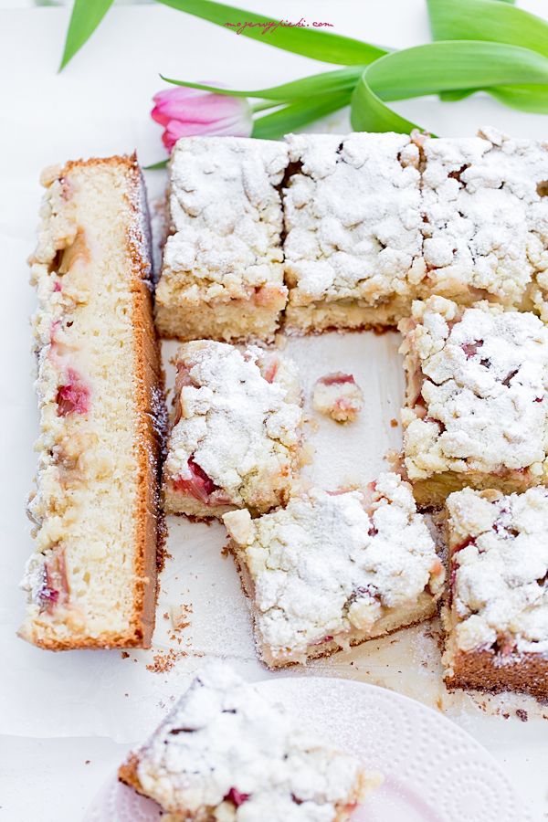 Easy rhubarb yeast cake with crumble topping