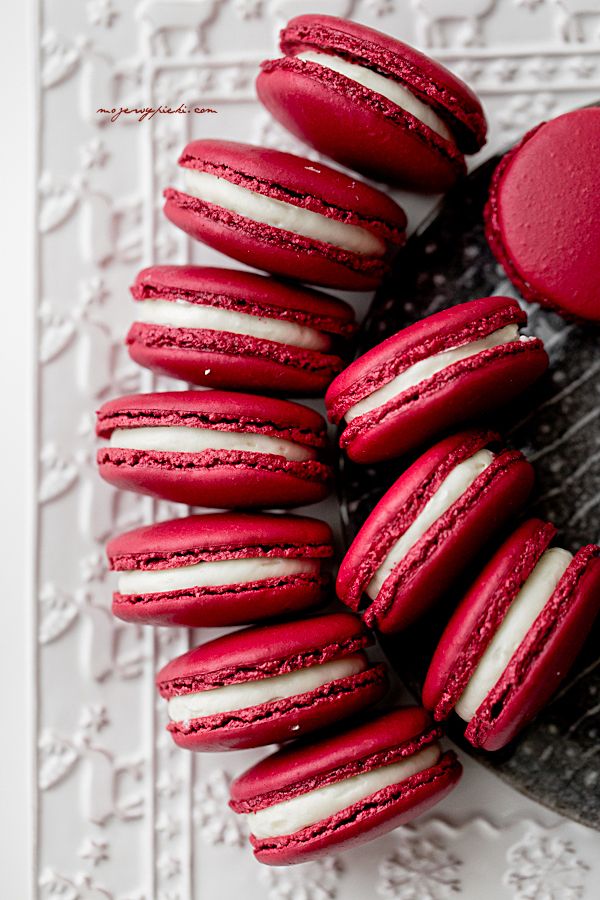 Red Velvet macarons