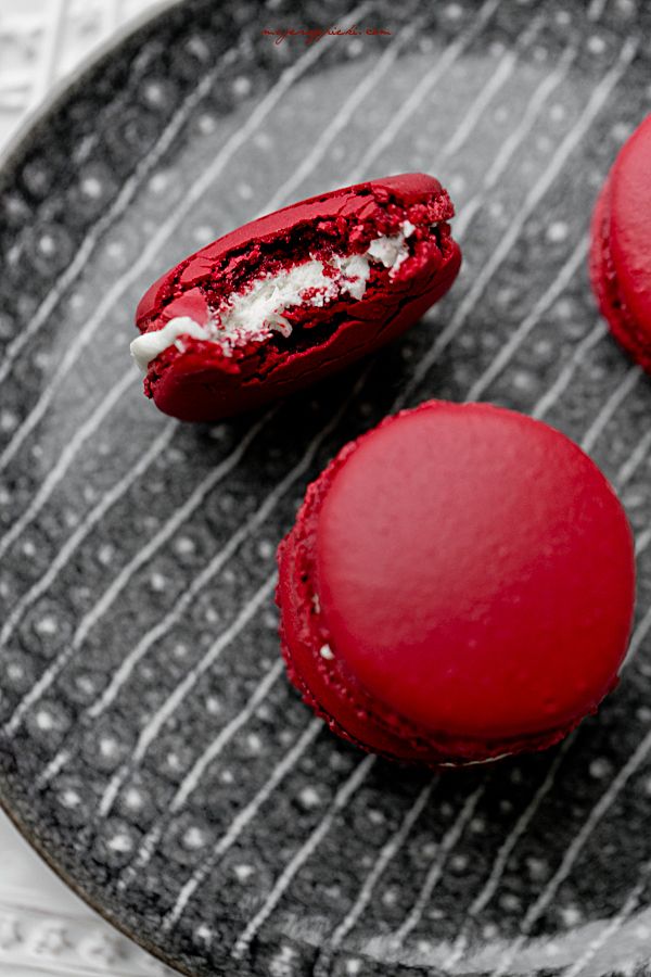 Red Velvet macarons