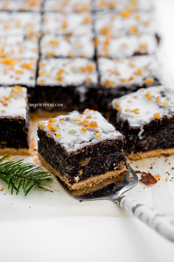 Poppy seed cake with a shortcrust base