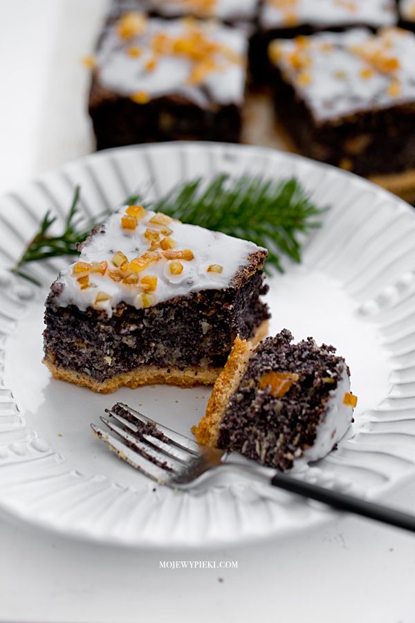 Poppy seed cake with a shortcrust base