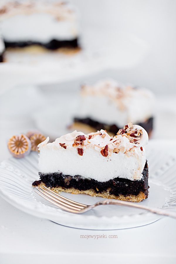 Poppy seed cake with meringue