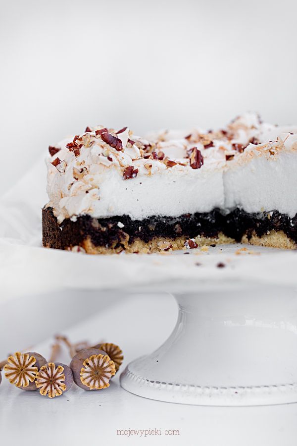 Poppy seed cake with meringue
