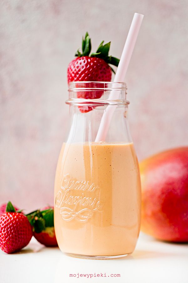 Strawberry mango smoothie