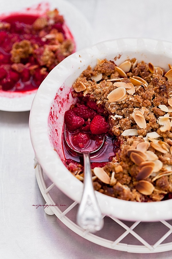 Raspberry crumble with amaretti