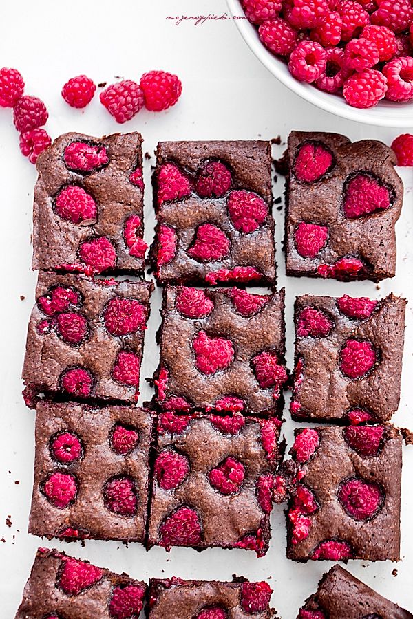 Almond brownies with raspberries