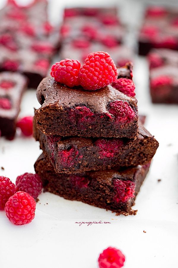 Almond brownies with raspberries