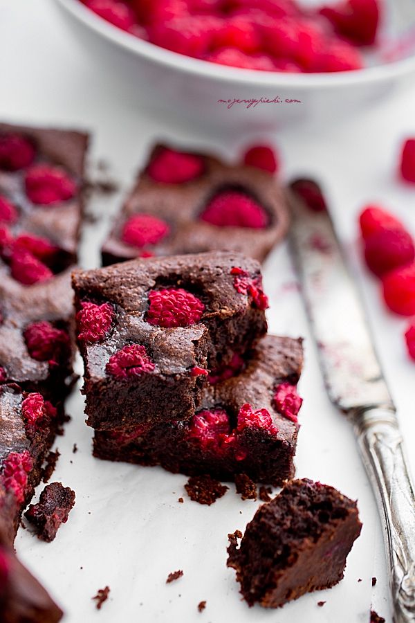 Almond brownies with raspberries