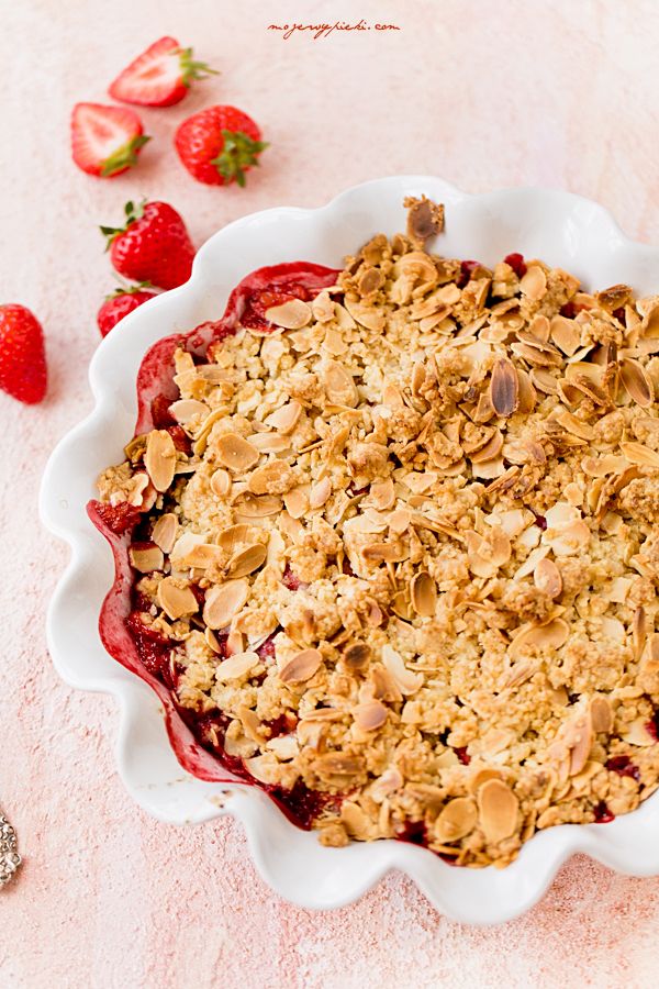 Strawberry and almond crumble