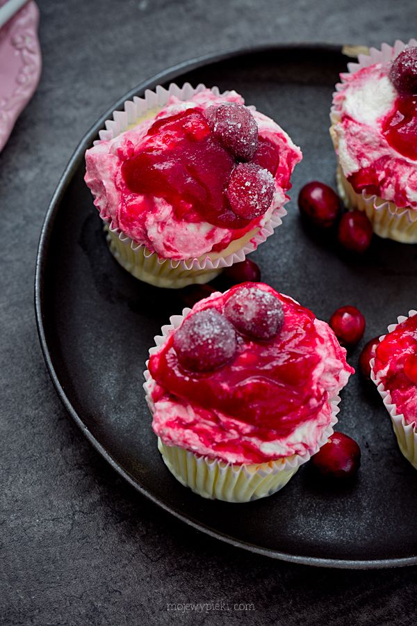 Mini cheesecakes with cranberry cream