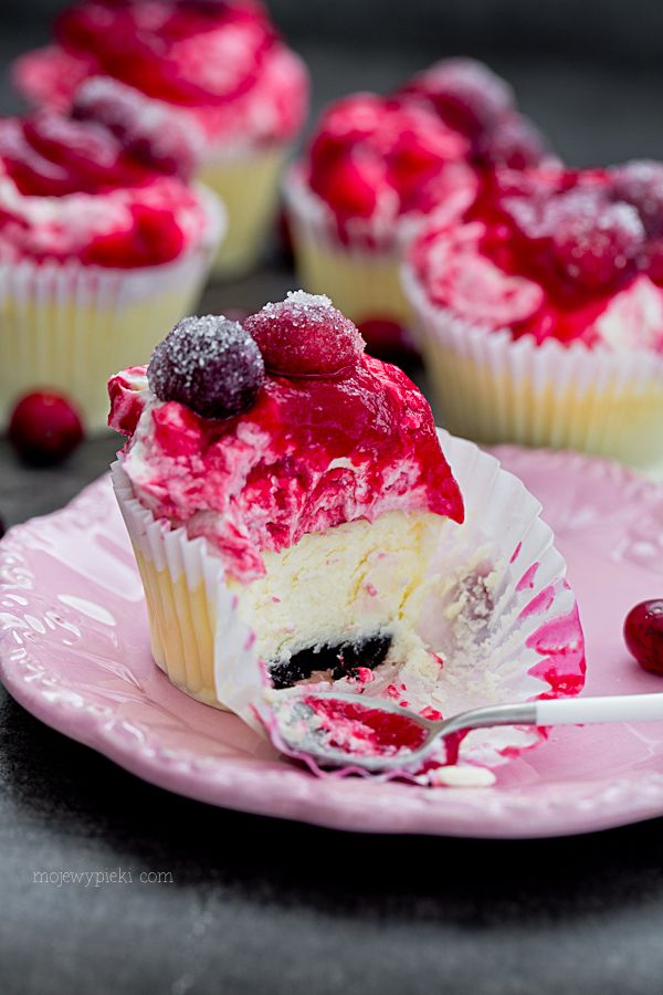 Mini cheesecakes with cranberry cream