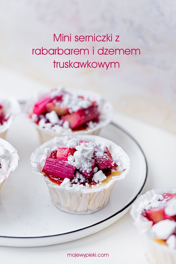 Mini rhubarb cheesecakes