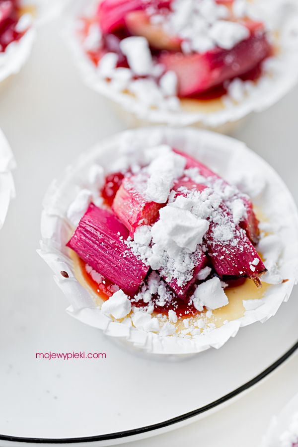 Mini rhubarb cheesecakes