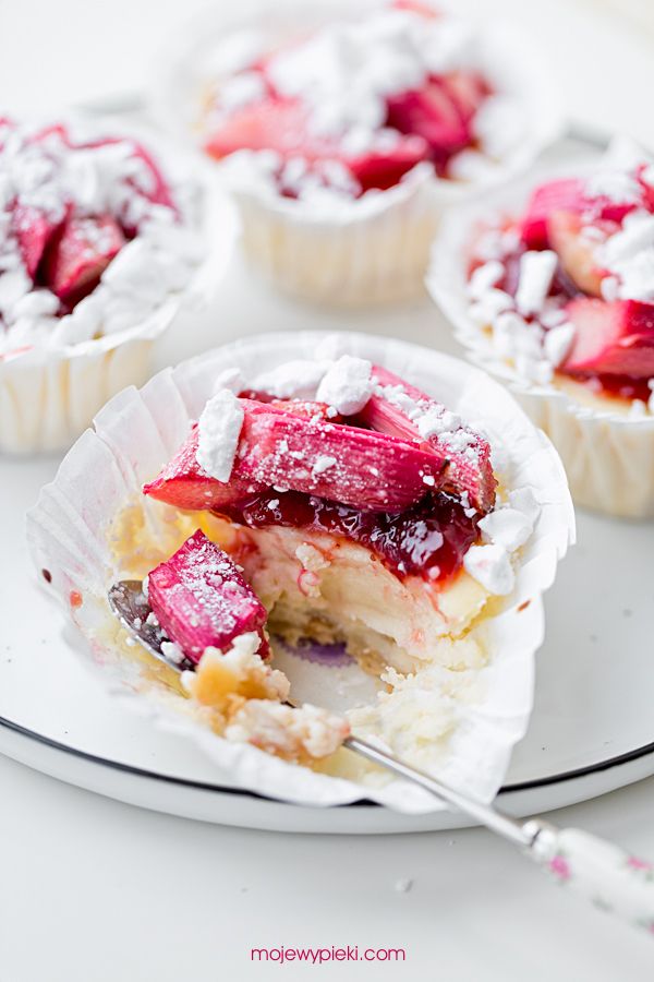 Mini rhubarb cheesecakes