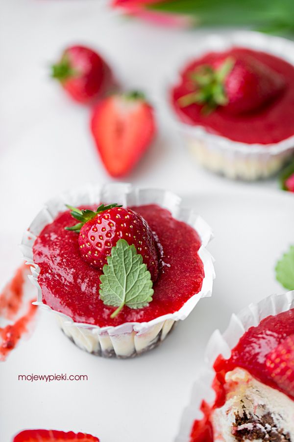 Mini strawberry cheesecakes