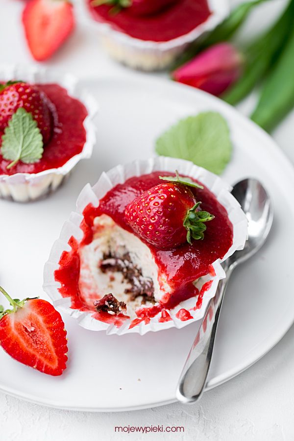 Mini strawberry cheesecakes