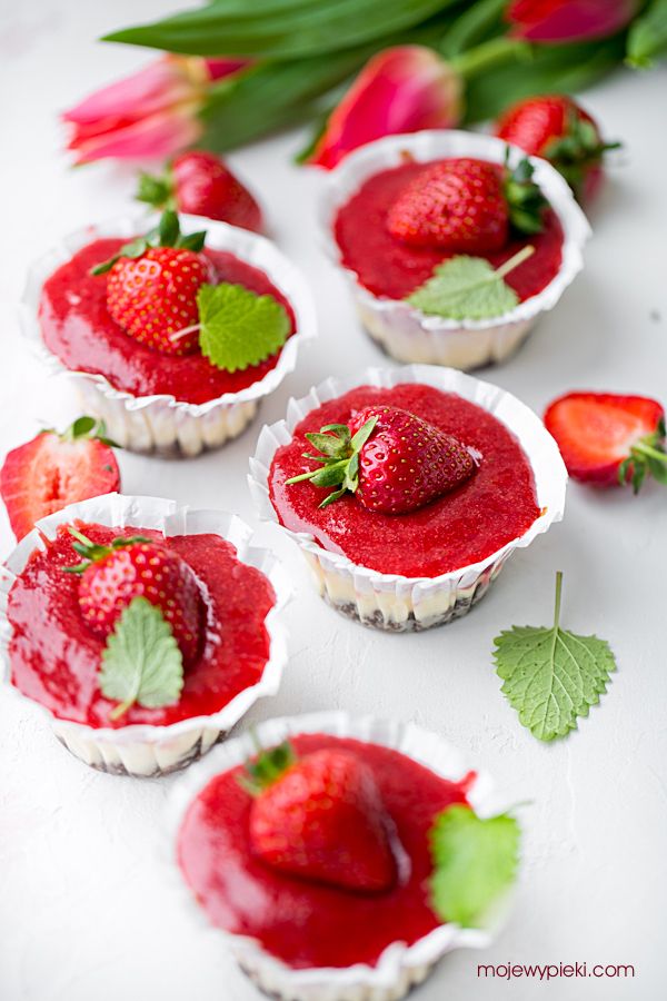 Mini strawberry cheesecakes