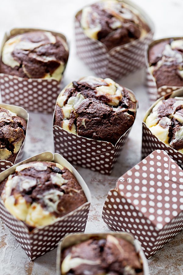 Chocolate muffins with curd cheese filling