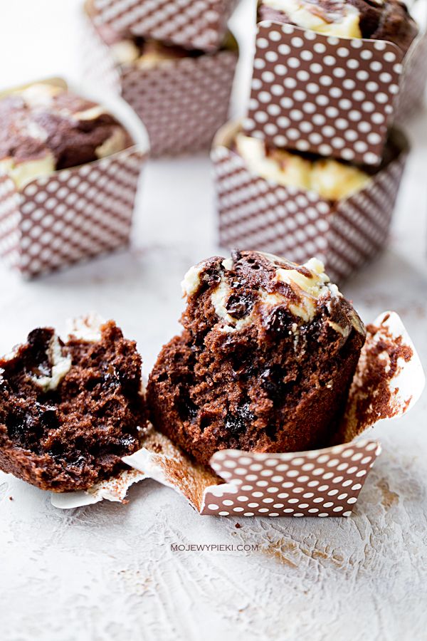 Chocolate Muffins with Curd Cheese Filling
