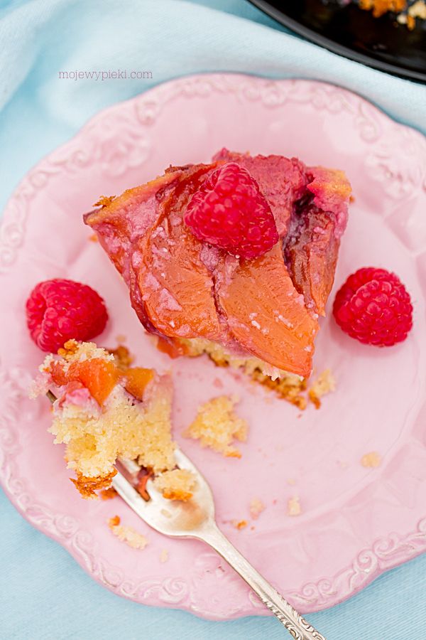 Upside-down peach and raspberry cake