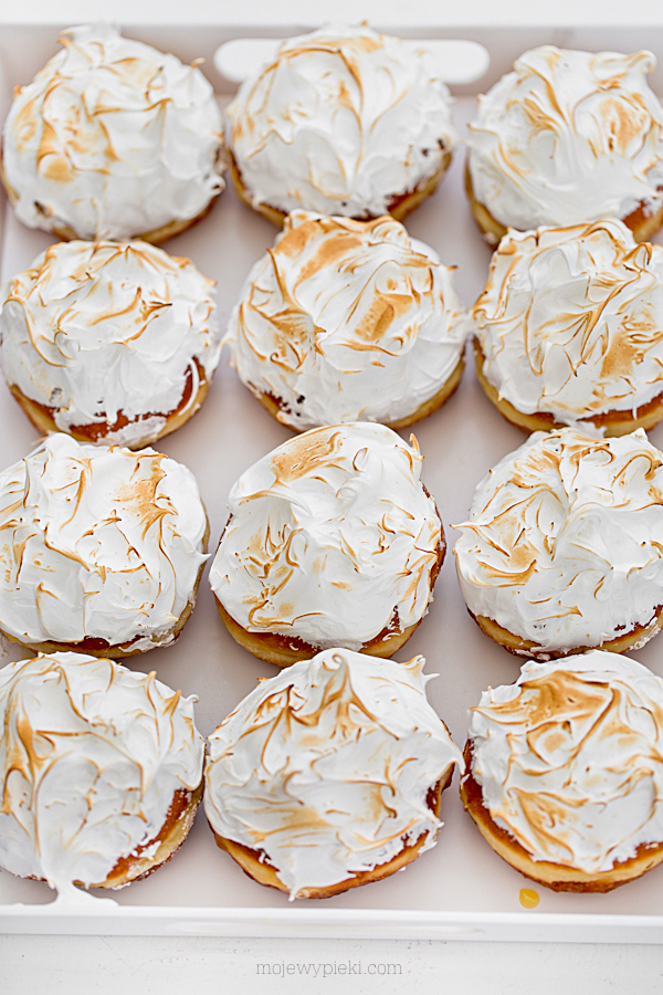 Lemon meringue doughnuts