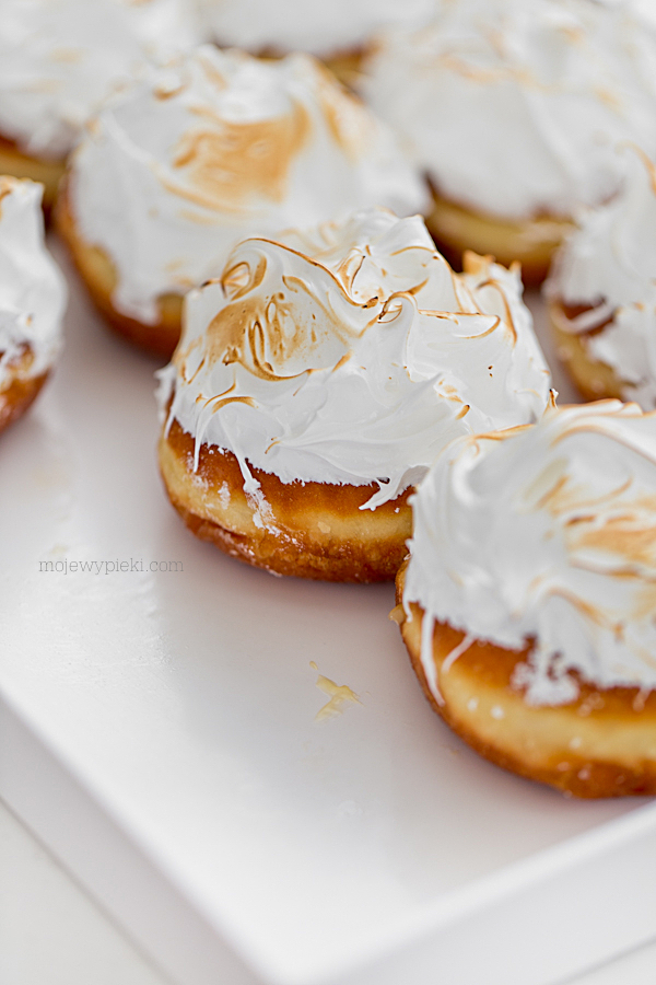 Lemon meringue doughnuts