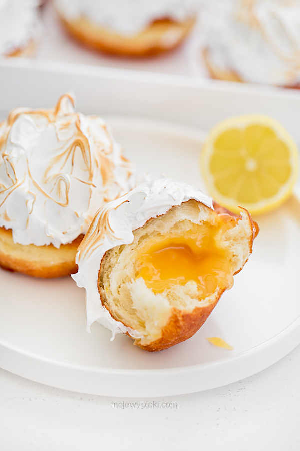 Lemon meringue doughnuts