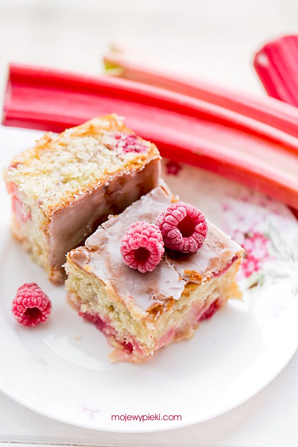 Rhubarb and raspberry cake