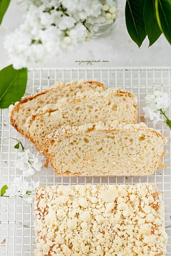Polish yeast cake with crumble