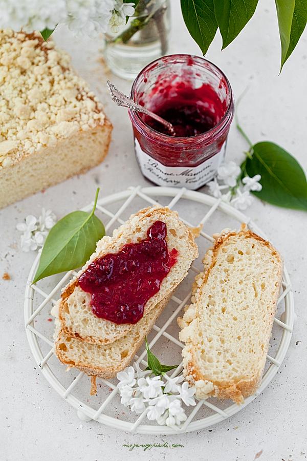Polish yeast cake with crumble