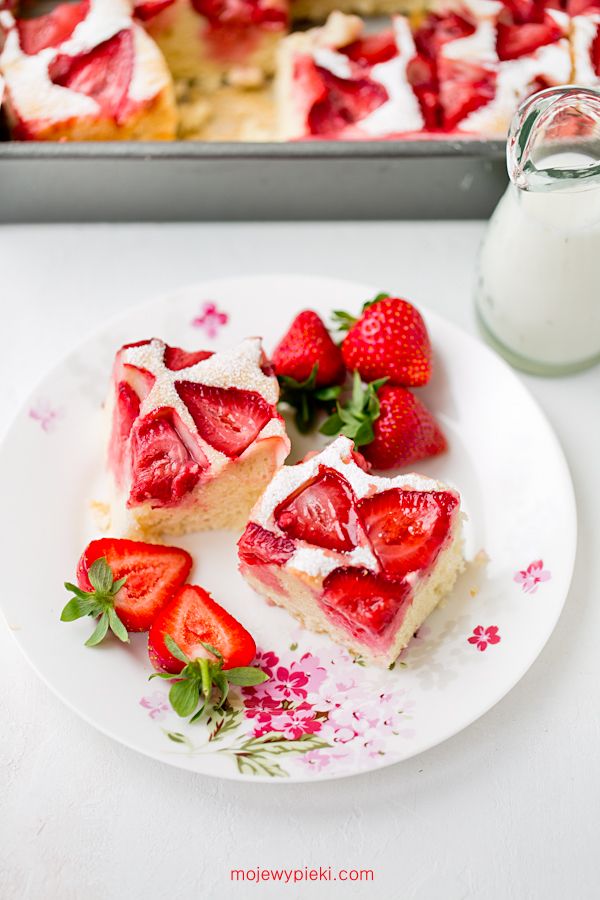 Fluffy strawberry cake