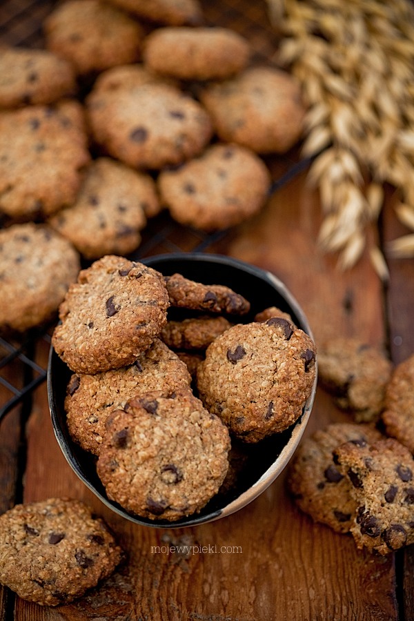 Wholemeal oat and chocolate cookies