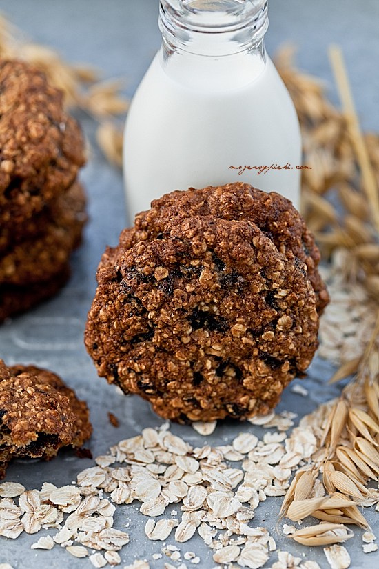 Wholemeal oat cookies with prunes