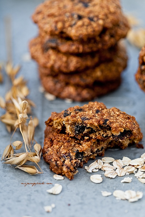 Wholemeal oat cookies with prunes
