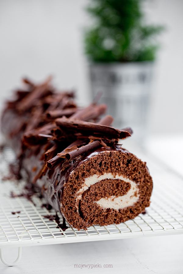 Chocolate swiss roll with chestnut cream