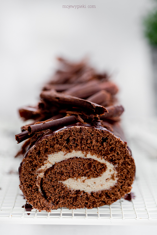 Chocolate swiss roll with chestnut cream 