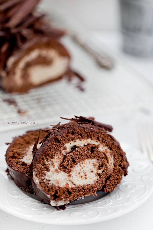 Chocolate swiss roll with chestnut cream 