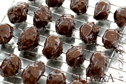 Chocolate-covered prunes with marzipan