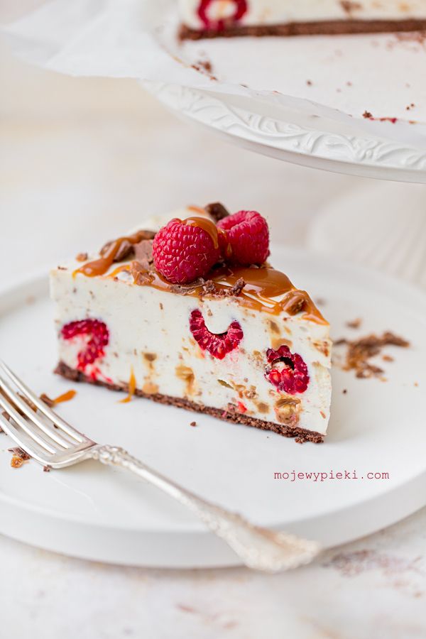 Daim and raspberry cheesecake