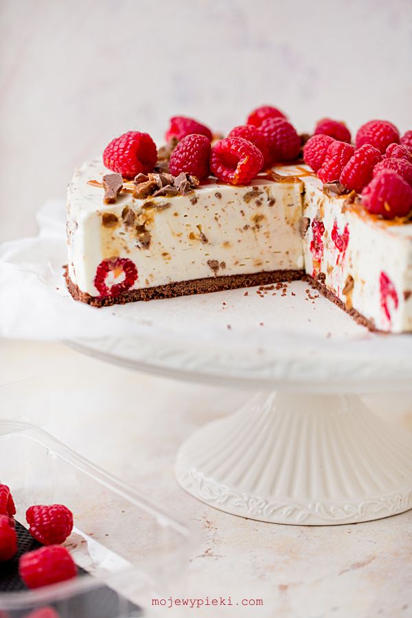 Daim and raspberry cheesecake