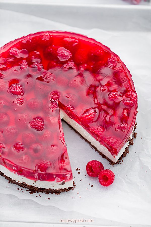 No-bake raspberry cheesecake with jelly