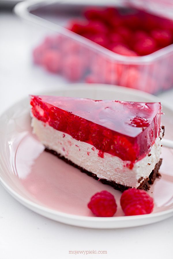 No-bake raspberry cheesecake with jelly